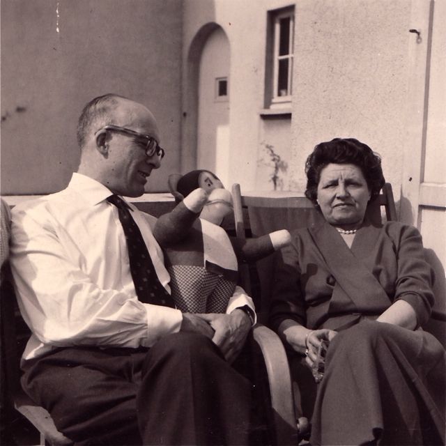 Het was opgenomen in het huwelijkscontract hoor. Maar als ze op bezoek gingen vereiste de knuffel toch altijd een woordje uitleg. 